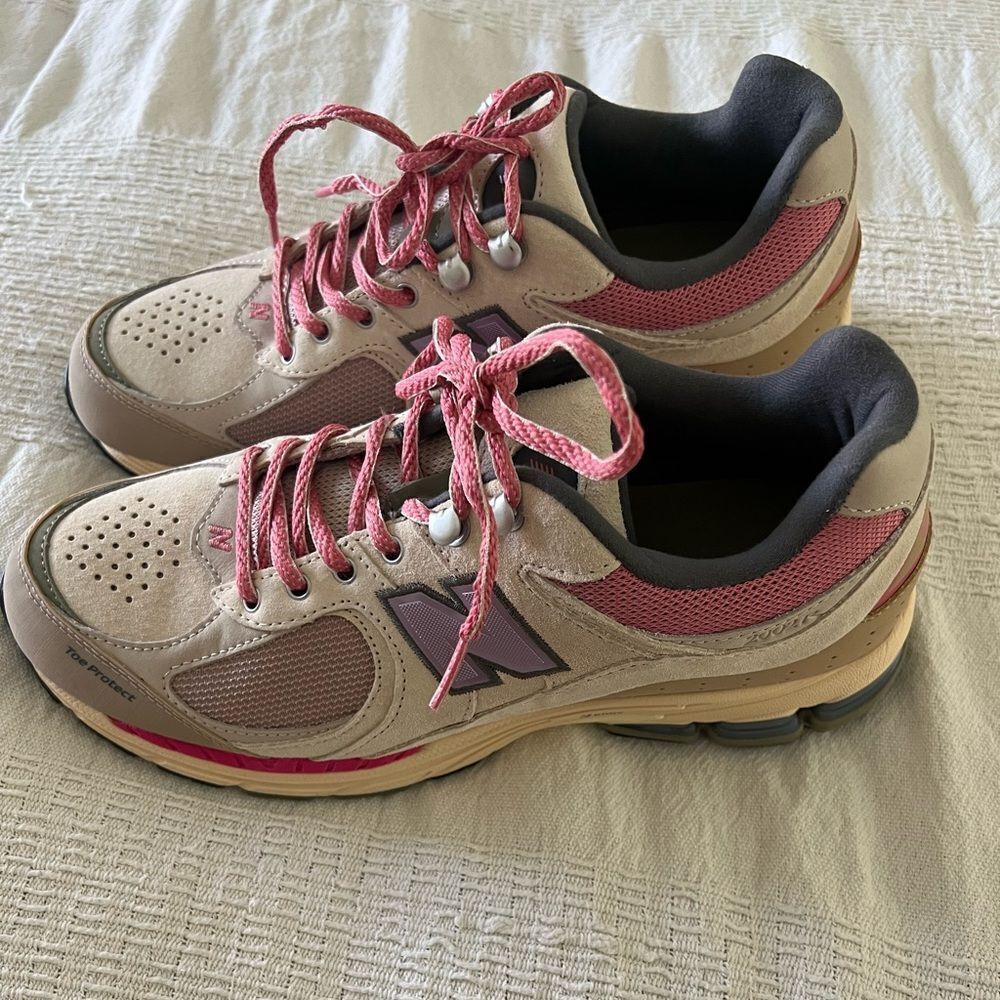 New Balance Beige and Pink Sneakers - Picture 5 of 9